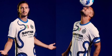 L'Inter presenta la seconda maglia. Spicca il biscione