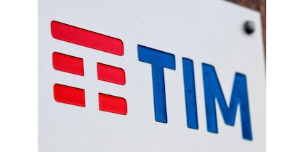 Tim: intesa in corso con Dazn per la distribuzione del servizio nei locali commerciali attraverso la piattaforma Timvision