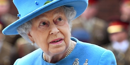 Paura per la Regina Elisabetta: una tempesta di fulmini impedisce l'atterraggio!