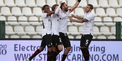 La Pro Vercelli batte la Juve U23 e vola in testa. Blitz Novara a Livorno