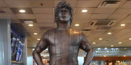 Maradona, altro omaggio: svelata la statua all’aeroporto di Buenos Aires