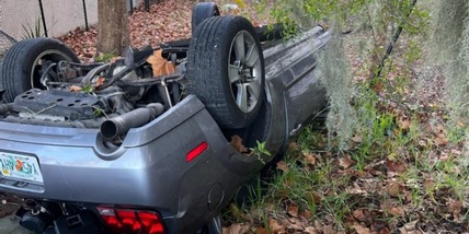 Giù da un parcheggio di otto piani con l'auto: conducente miracolato