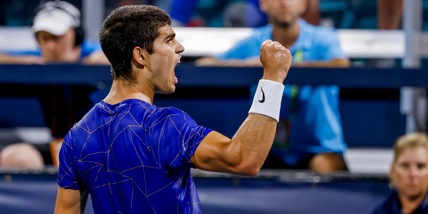 Atp Miami, Alcaraz supera Tsitsipas e approda ai quarti