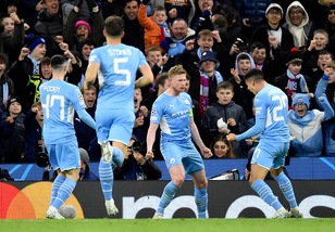 De Bruyne supera l'Atletico: festa City. Tris Liverpool al Benfica