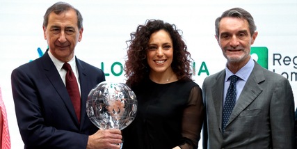 Sci, Brignone consegna a Sala la Coppa del Mondo 2020