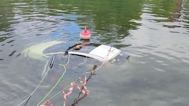 Torino, Fiat 500 finisce nel Po mentre il proprietario era a ballare