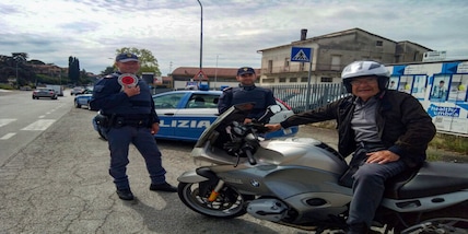 Perugia, fermato a 86 anni in moto: i poliziotti chiedono un selfie