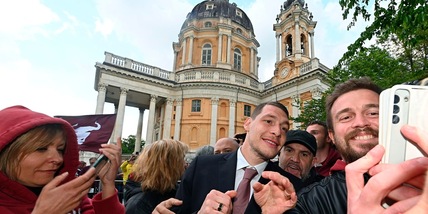 Tutti per Belotti: il capitano tra i tifosi, silenzi ma tanti sorrisi