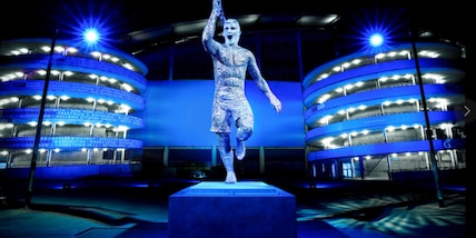 Manchester City, ecco la statua per Aguero a 10 anni dal gol scudetto