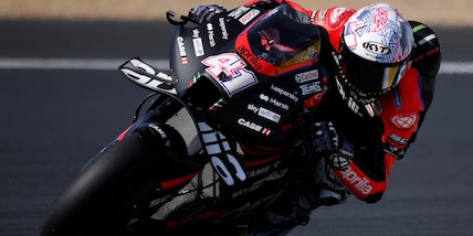 MotoGp, Gp Francia: Aleix Espargaro comanda il warm-up, 13° Bagnaia