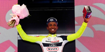 Girmay vince a Jesi: è nella storia del Giro d'Italia