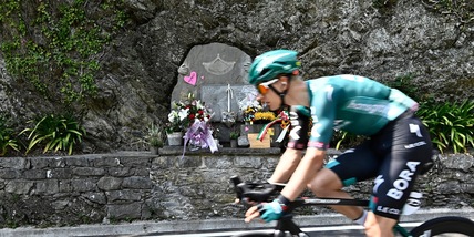 Giro d'Italia, omaggio a Weylandt: un mazzo di fiori sulla stele