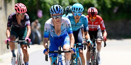 Va a Yates la 14ª tappa del Giro d'Italia. Carapaz nuova maglia rosa