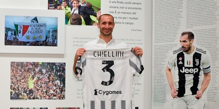 Juve, Chiellini consegna la maglia al museo: dedica da brividi