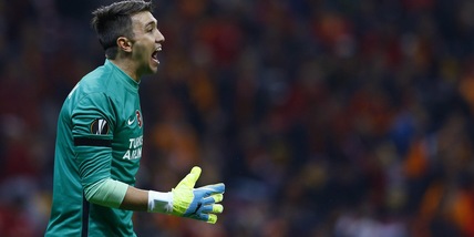 Muslera si frattura tibia e perone: tornerà solo nel 2021