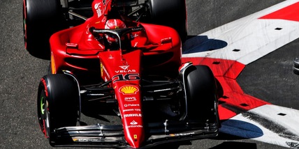 F1, Leclerc in pole position a Baku: seconda fila per Sainz