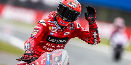 MotoGp, delirio Bagnaia ad Assen: vittoria davanti a Bezzecchi. Espargaro 4°, Quartararo out