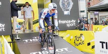 Tour de France, Ganna "buca" la crono: Lampaert prima maglia gialla