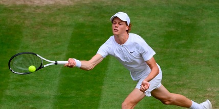 Sinner illude, ma cede alla distanza: Djokovic vince in rimonta