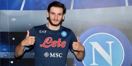 Kvaratskhelia, prima foto con la maglia del Napoli