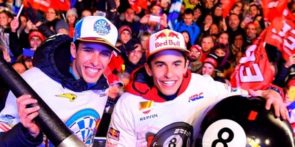 MotoGP, i fratelli Marquez rendono omaggio a Sainz dopo Silverstone: "Un brindisi per Carlos"