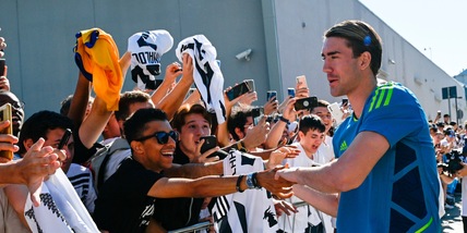 Juve, Vlahovic è tornato: visite mediche per il serbo