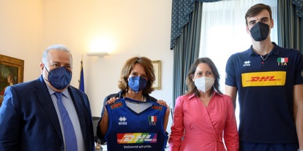 Manfredi consegna la maglia azzurra alla Ministra Bonetti