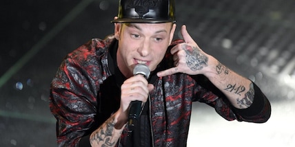 Clementino, che guaio: gli ritirano la patente in vacanza a Ischia