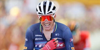 Tour de France, la 13ª tappa va a Pedersen. Vingegaard ancora in giallo