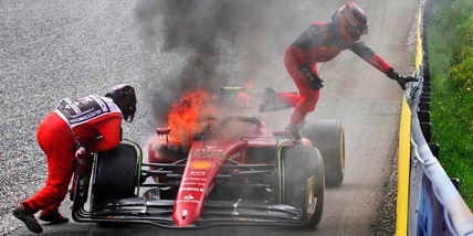 F1, gli steward di Spielberg accusano Sainz: "Non doveva scendere dalla macchina così presto"