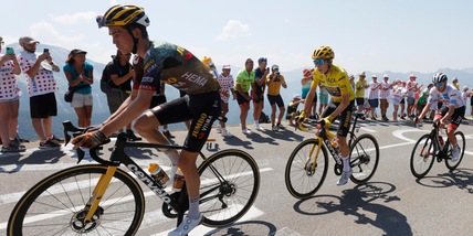 Tour de France, Vingegaard da applausi: Pogacar cade, lui lo aspetta