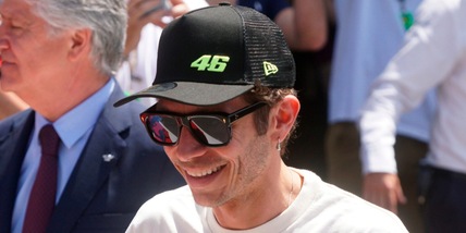 Un maxi casco per Valentino Rossi: così Pesaro rende grazie alla leggenda numero 46