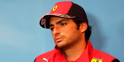 Ferrari, Sainz rifiuta un autografo: "La maglia del Barcellona no"