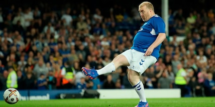 Everton-Dinamo Kiev, entra un tifoso e segna il rigore