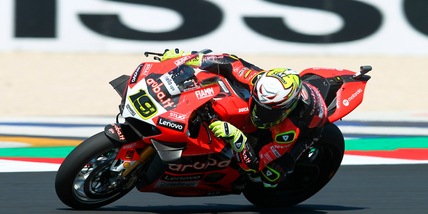 Superbike, Repubblica Ceca: Bautista davanti a tutti in gara-1