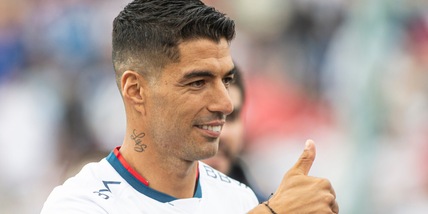Suarez, che emozione alla presentazione con il Nacional: tifosi in delirio