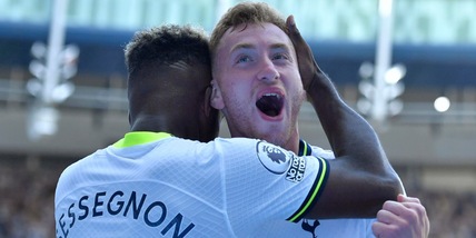 Kulusevski show, poker Tottenham. Pari Liverpool, vince il Chelsea