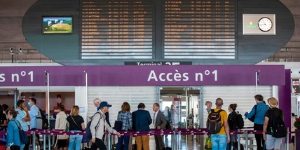 Francia, un uomo armato di coltello è stato ucciso dalla polizia all'aeroporto di Parigi