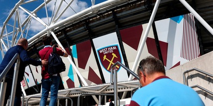 West Ham, i tifosi furiosi per i rincari della birra. Il club si schiera con loro