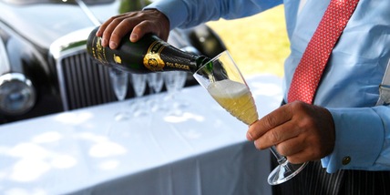 Rubano 800 euro di champagne: "Volevamo farci il bagno a Ferragosto"