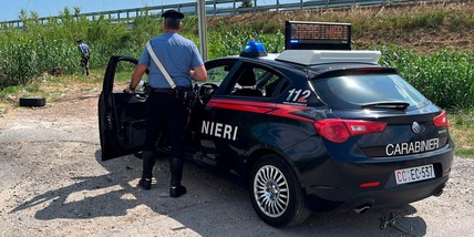 Seguono il navigatore e si perdono nel bosco: salvati dai carabinieri