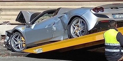 Centra la Peugeot con la Ferrari a noleggio: il folle incidente a Genova