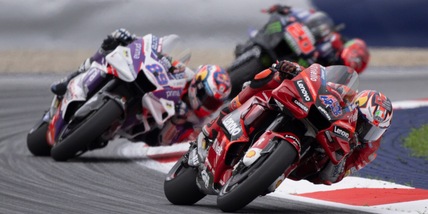 MotoGp, partita di calcio tra piloti: in campo Marini, Vinales e Bastianini