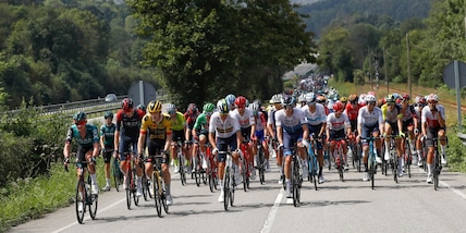 Vuelta, altri tre ritiri: Poels e Serry positivi al Covid, Kuss si ferma
