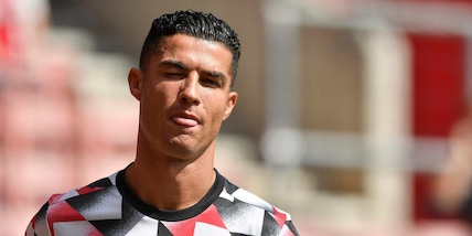 Cristiano Ronaldo non saluta una giornalista in campo: scoppia la polemica
