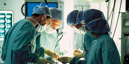 Degenerazione maculare: eseguito il primo trapianto di retina da staminali