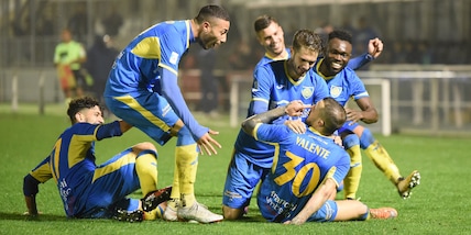 Carrarese, bis di Valente, Renate fermato dai pali: 2-1