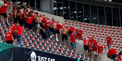 Nizza-Colonia: scontri tra tifosi, uno è in gravi condizioni