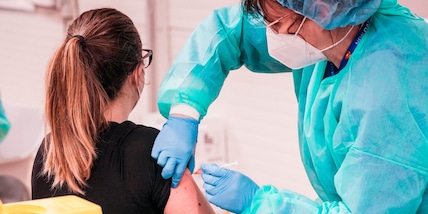 Covid, l'Aifa annuncia: "Da lunedì le prenotazioni per i vaccini aggiornati"