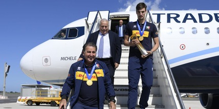 Il presidente del Coni Giovanni Malagò ha accolto gli azzurri a Fiumicino